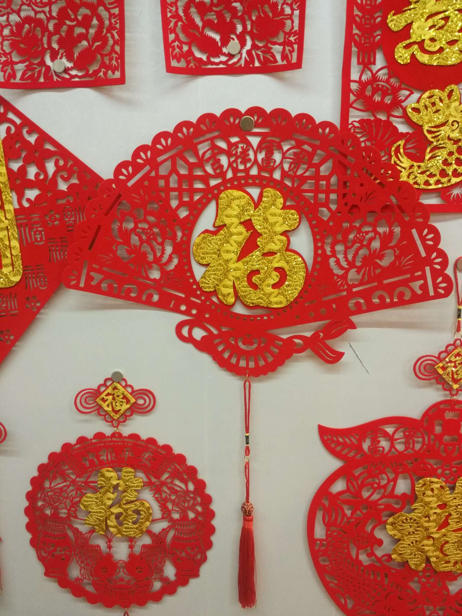 Velvet hollowed-out pendants, Spring Festival decorative items, fan-shaped "Fu" characters details Picture