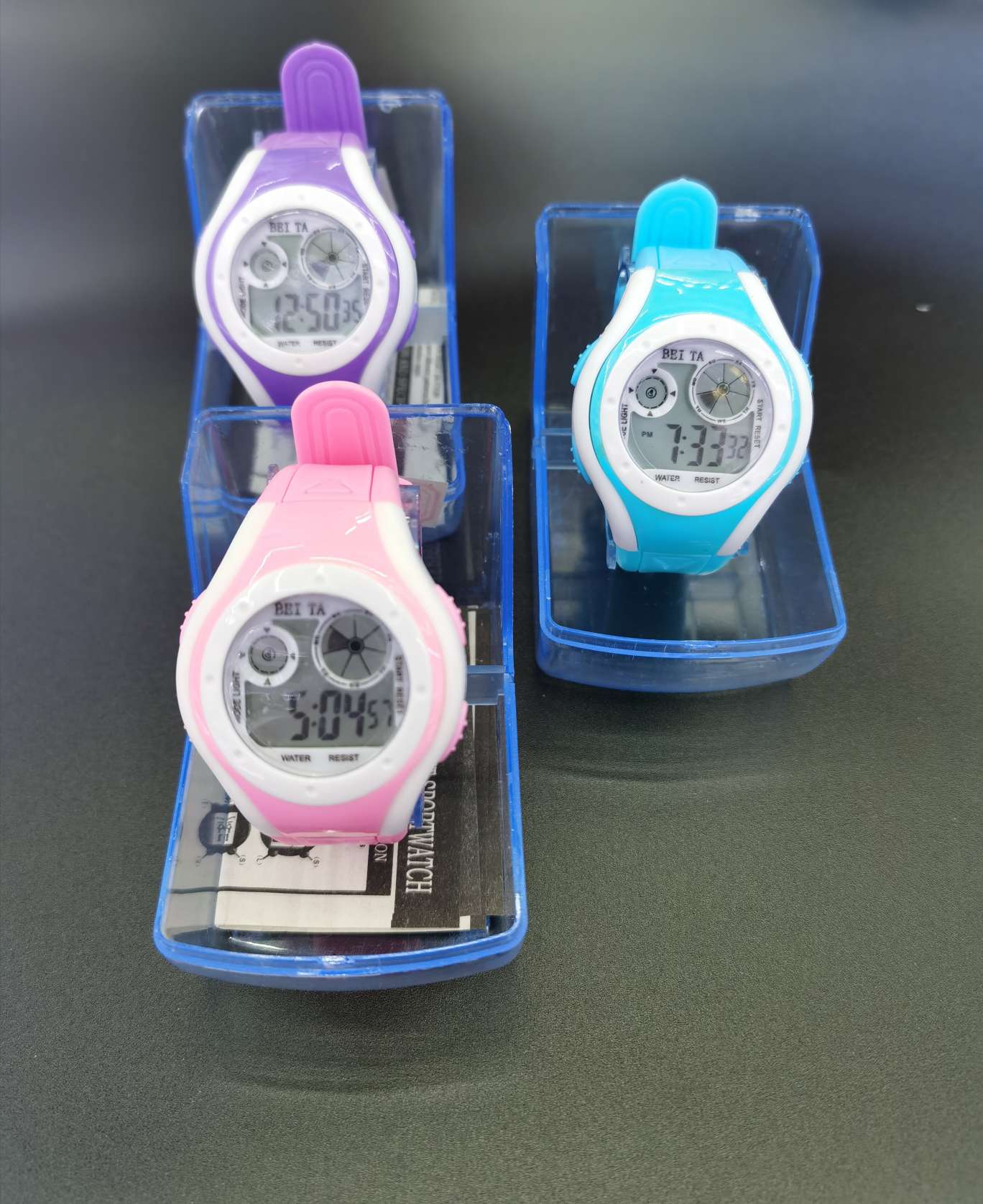 直销电子表，学生手表，礼品表，七彩灯手表，女孩表。小孩手表白底实物图