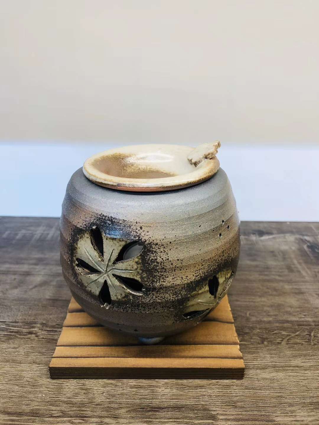 日本常滑烧陶制茶香炉（石龍制）陶泥绿釉镂空樱花  提神醒脑熏香炉 陶瓷摆件
尺寸：约11cmX11cm 实际重量请咨询