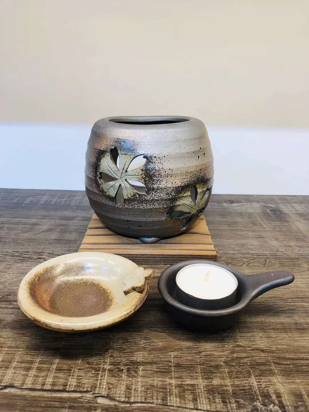 日本常滑烧陶制茶香炉（石龍制）陶泥绿釉镂空樱花  提神醒脑熏香炉 陶瓷摆件
尺寸：约11cmX11cm 实际重量请咨询