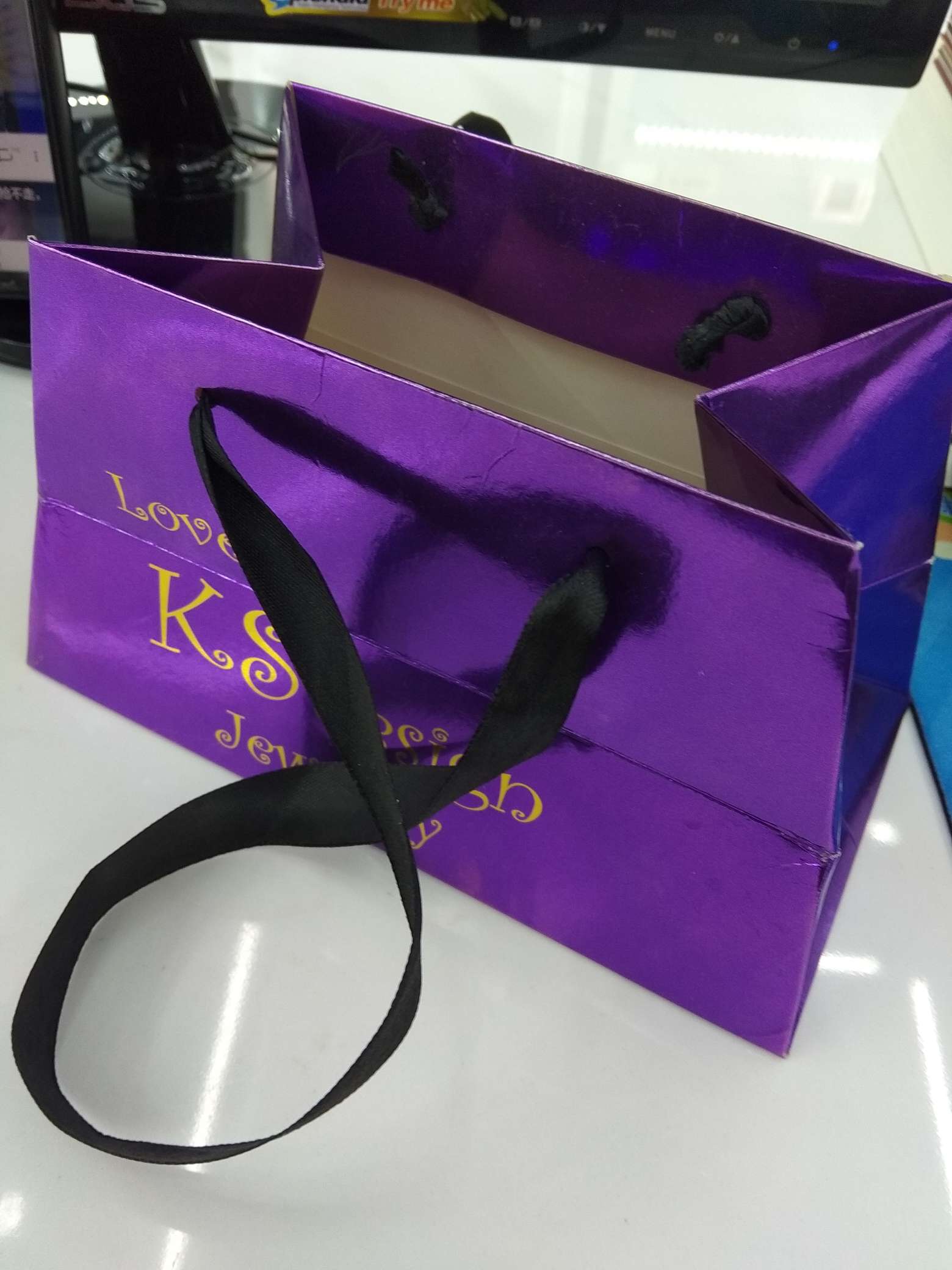 Manufacturers direct high - grade purple reflective paper gift bags thumbnail