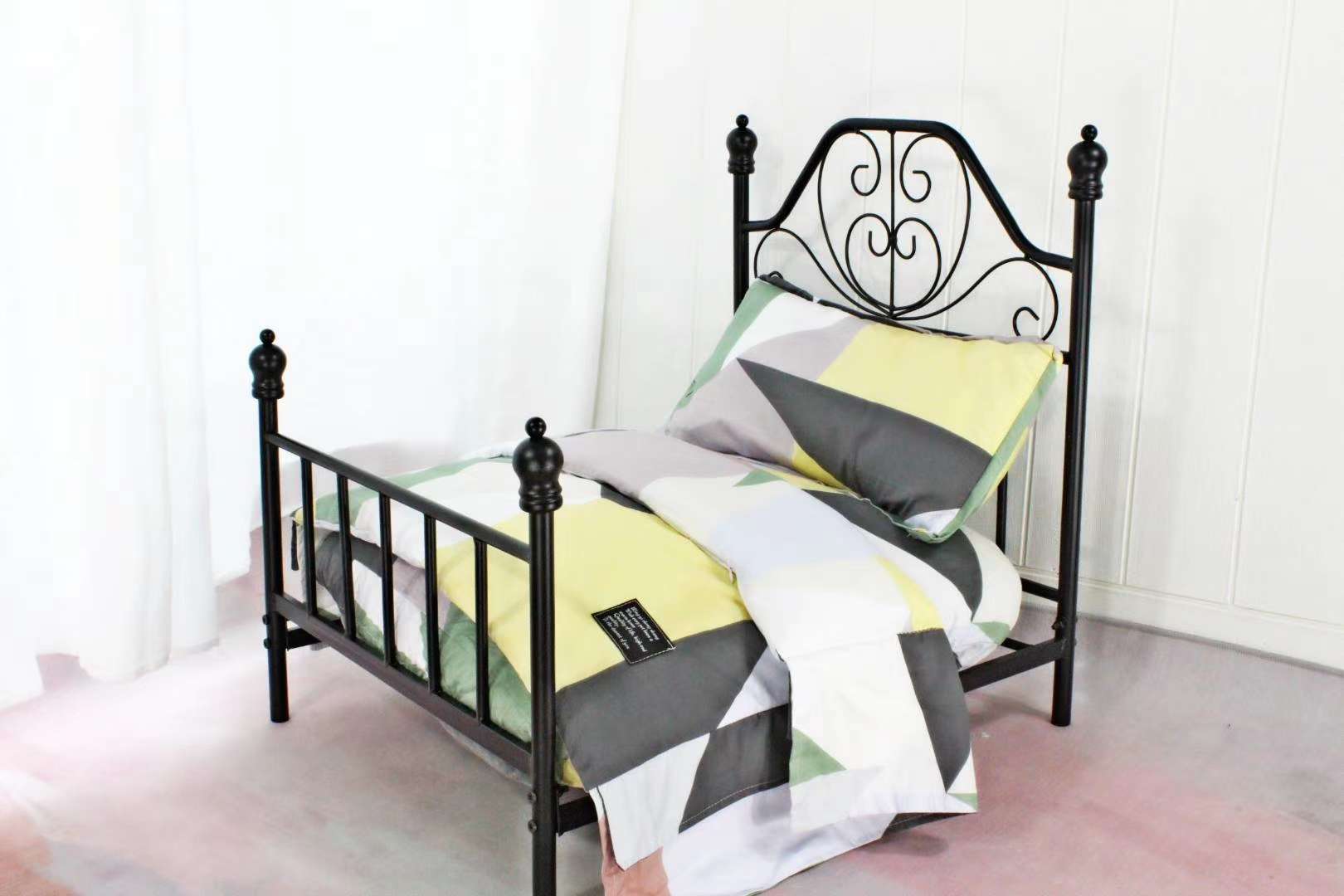 🐾 2020爆款宠物床系列
铁艺宠物床架+纯棉床品四件套
床品垫子全可拆洗
现预订中，宠物宝宝们有福啦！