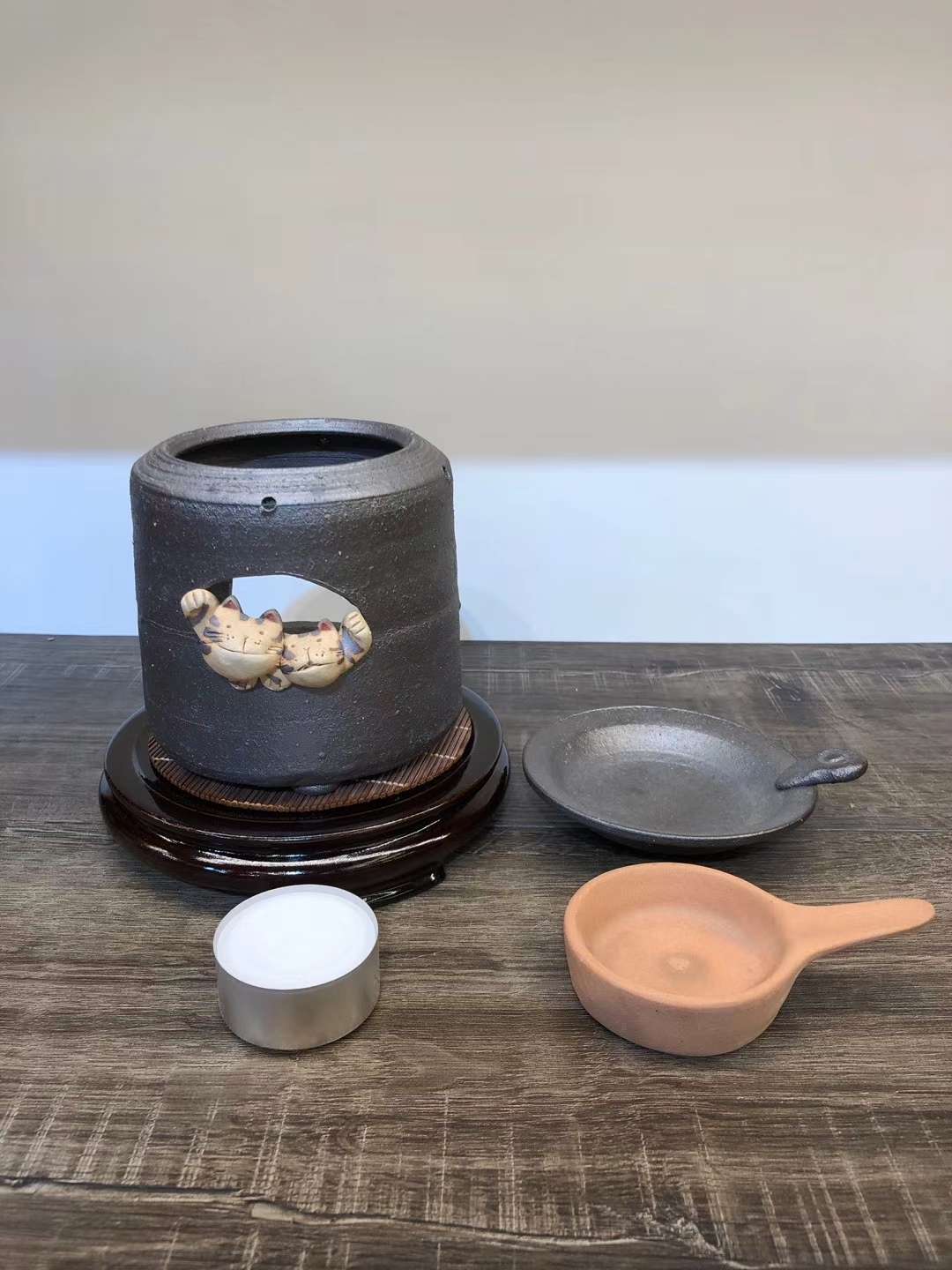 日本常滑烧陶制茶香炉（山田制）陶泥爬爬猫 提神醒脑熏香炉 陶瓷摆件
尺寸：约10cmX9cm  实际重量请咨询白底实物图