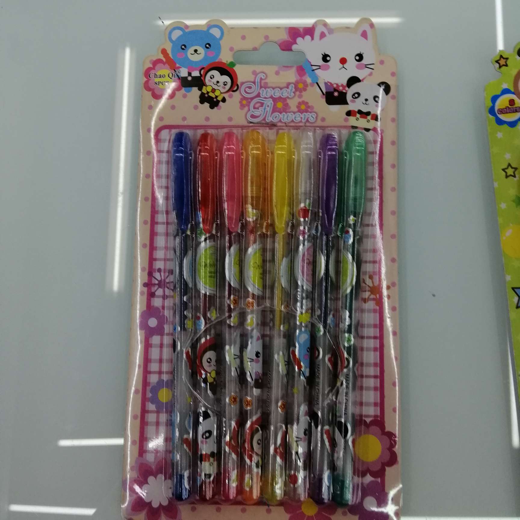 The 8 card-absorbing flash pens from Yiwu Hanjia Stationery can be used for drawing and writing full figure