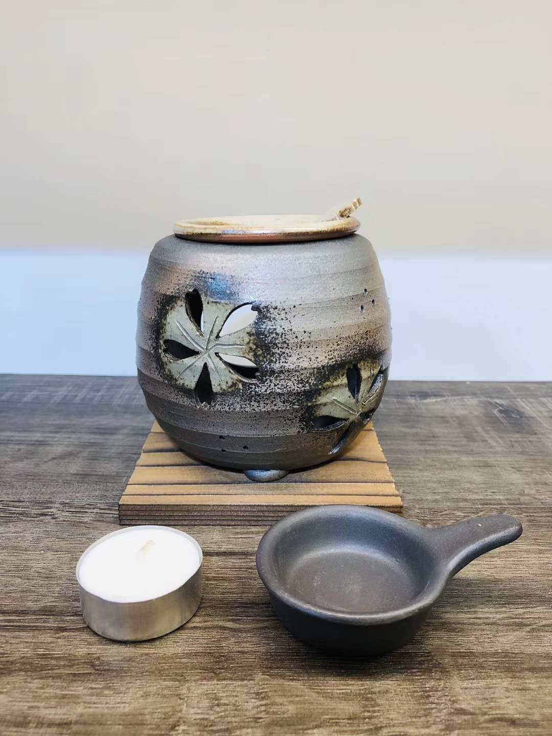日本常滑烧陶制茶香炉（石龍制）陶泥绿釉镂空樱花  提神醒脑熏香炉 陶瓷摆件
尺寸：约11cmX11cm 实际重量请咨询