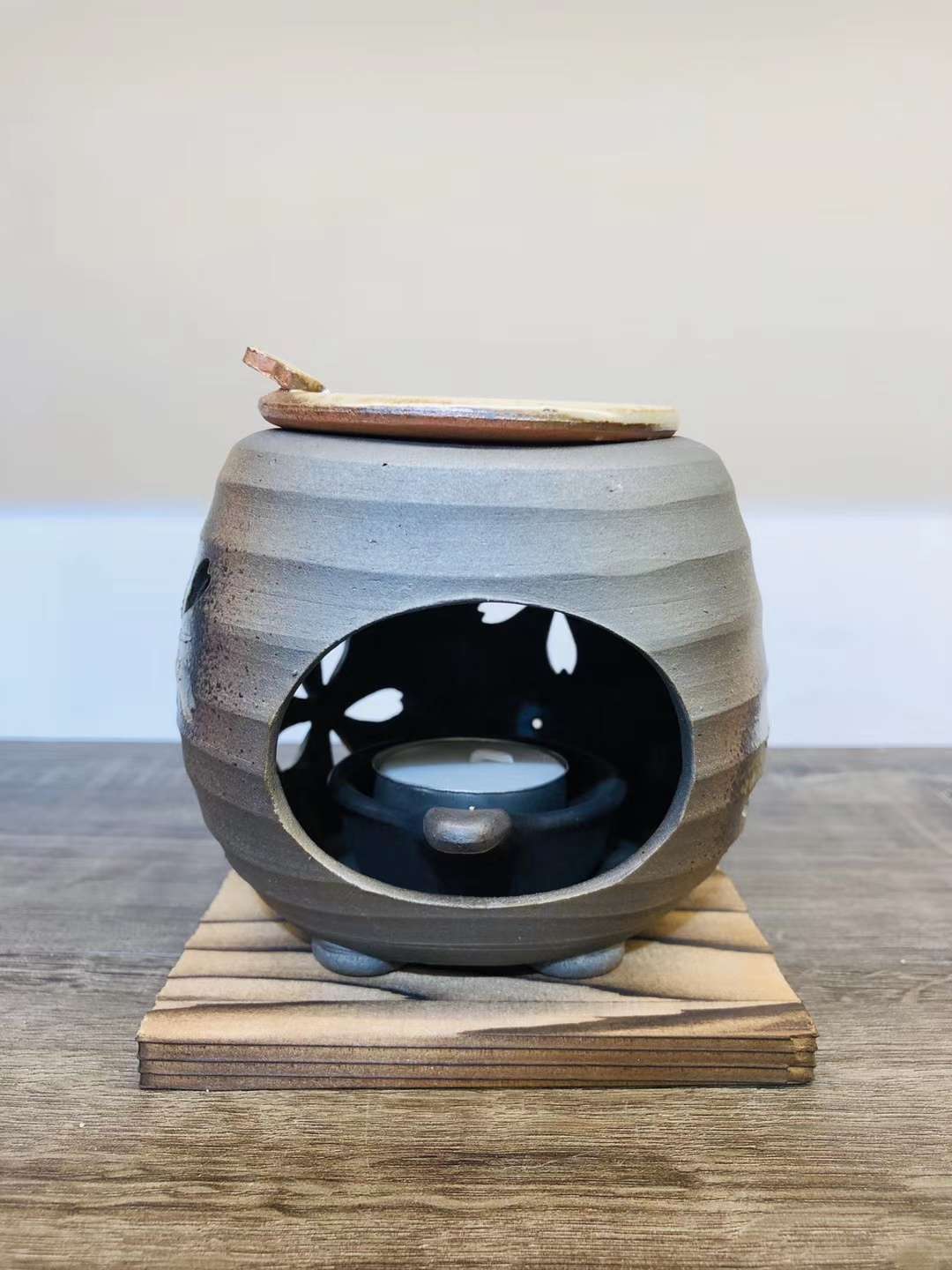 日本常滑烧陶制茶香炉（石龍制）陶泥绿釉镂空樱花  提神醒脑熏香炉 陶瓷摆件
尺寸：约11cmX11cm 实际重量请咨询