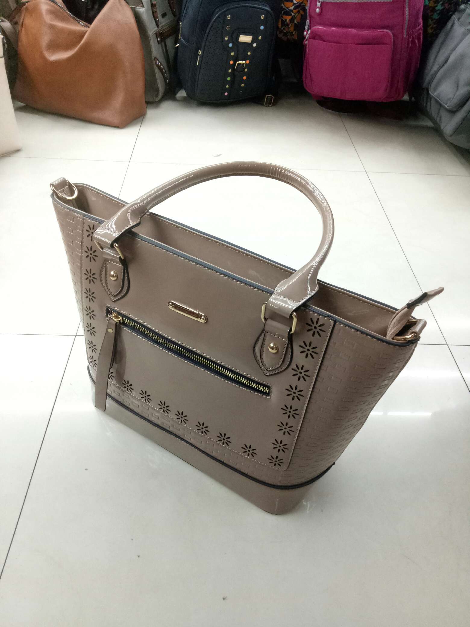 亮皮女士包单肩包斜挎包经典大容量时尚包包图