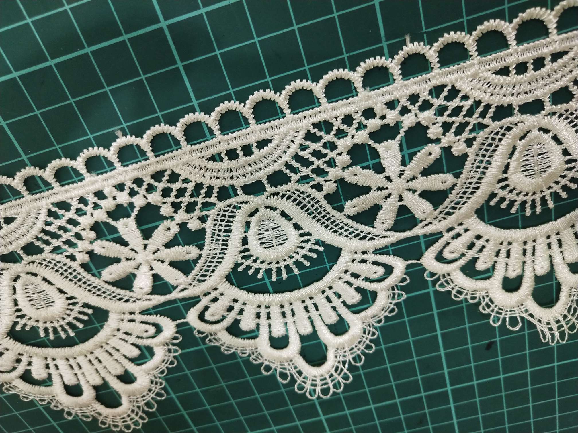 New hollowed-out single-sided polyester lace clothing accessories Specification image