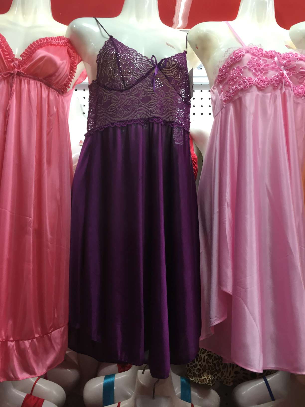 Ice silk non-slip dress details show