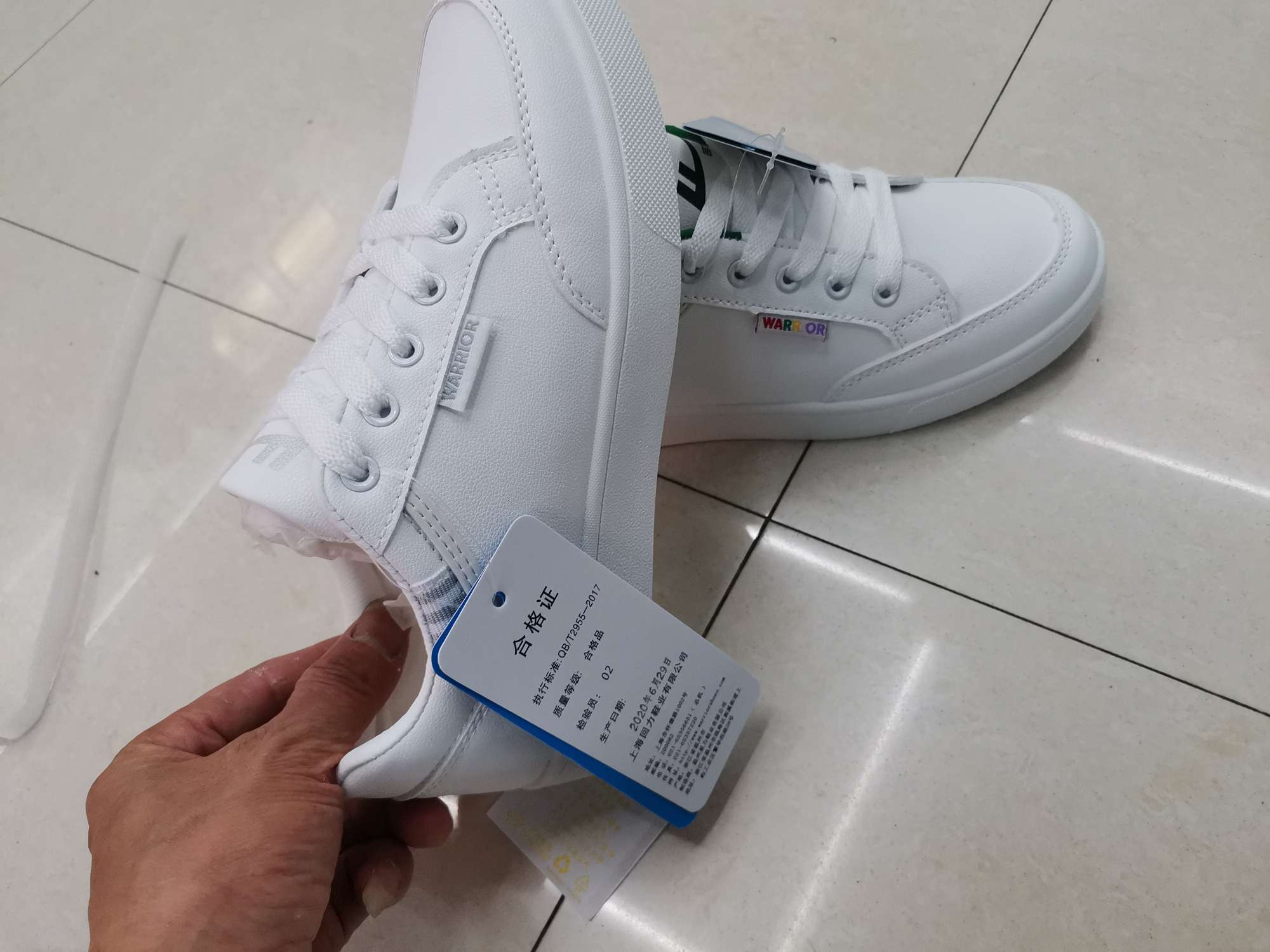 回力休闲鞋白底实物图
