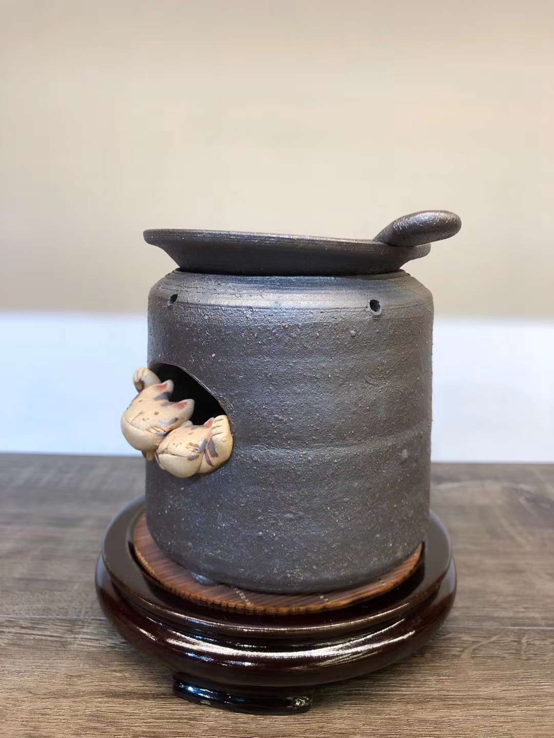 日本常滑烧陶制茶香炉（山田制）陶泥爬爬猫 提神醒脑熏香炉 陶瓷摆件
尺寸：约10cmX9cm  实际重量请咨询详情图6