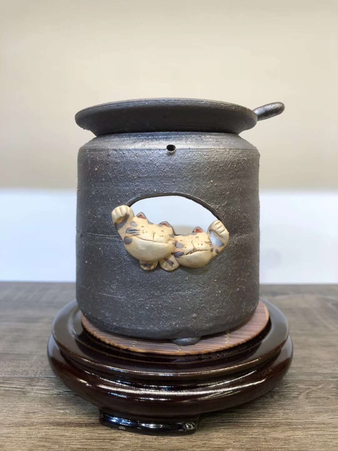 日本常滑烧陶制茶香炉（山田制）陶泥爬爬猫 提神醒脑熏香炉 陶瓷摆件
尺寸：约10cmX9cm  实际重量请咨询产品图