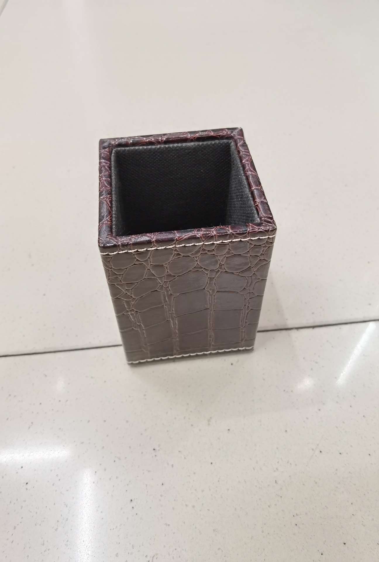 鳄鱼纹方形皮具高档办公桌面笔筒礼品筒，可定制Logo