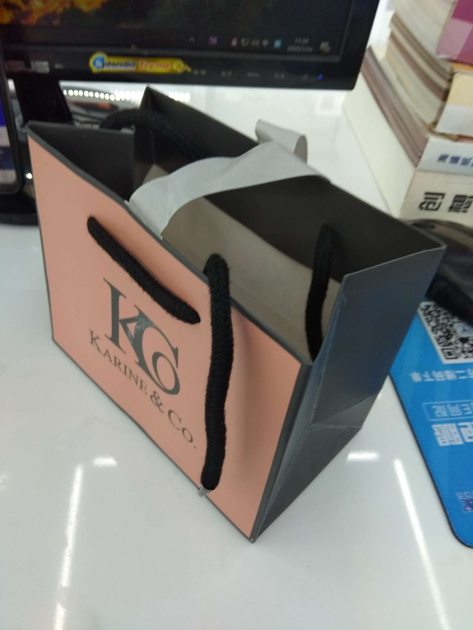 Factory direct sales of high-end UV-printed gift bags Specification image