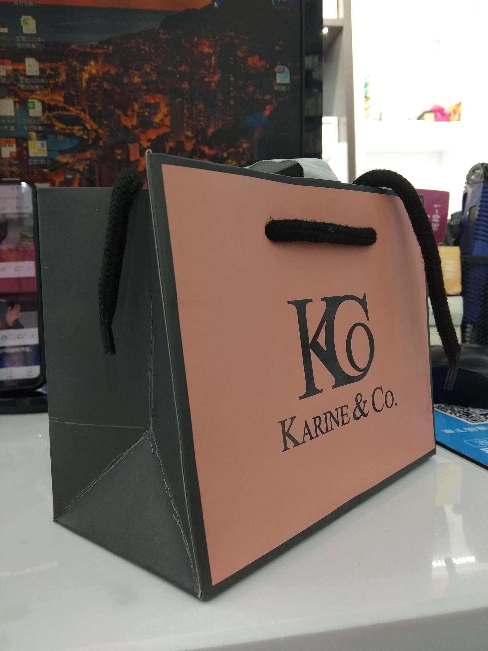 Factory direct sales of high-end UV-printed gift bags Item Picture