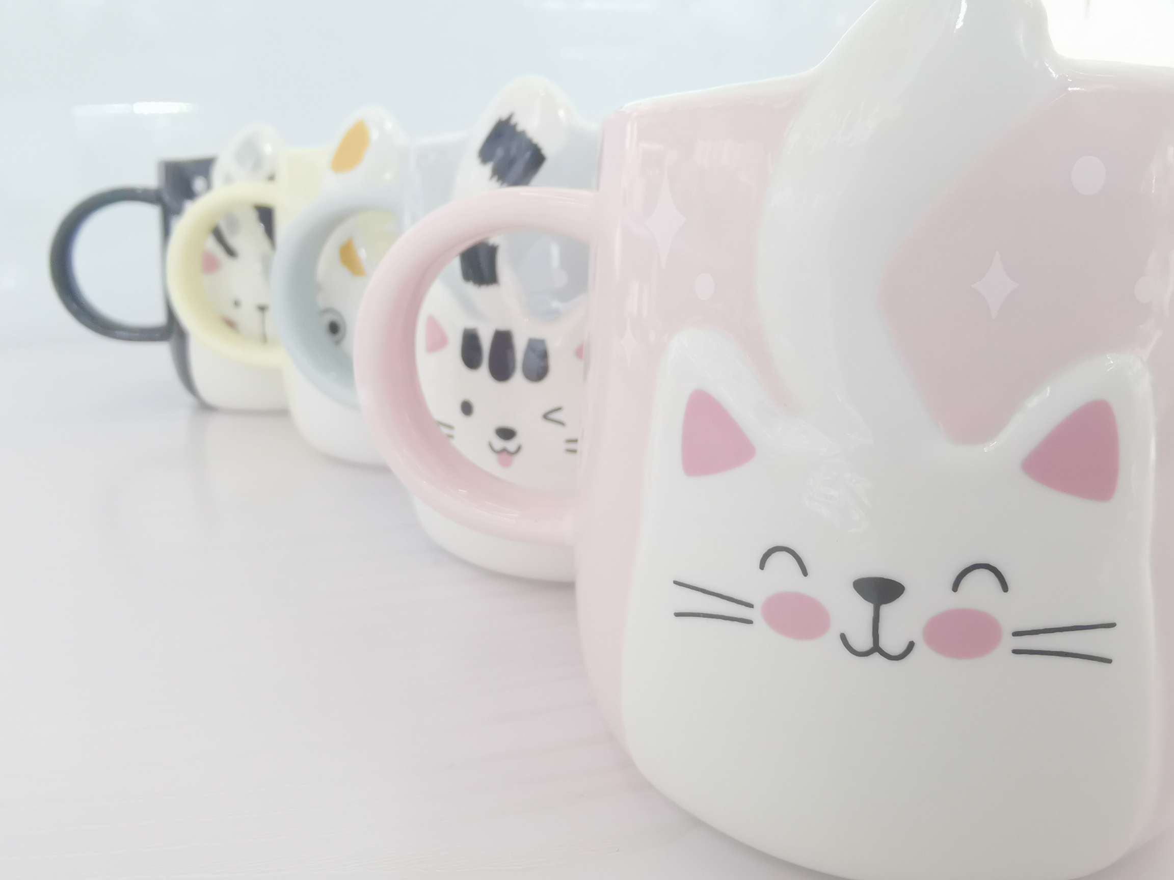 Cute cat-shaped colored glazed ceramic cups, coffee cups and water cups details Picture