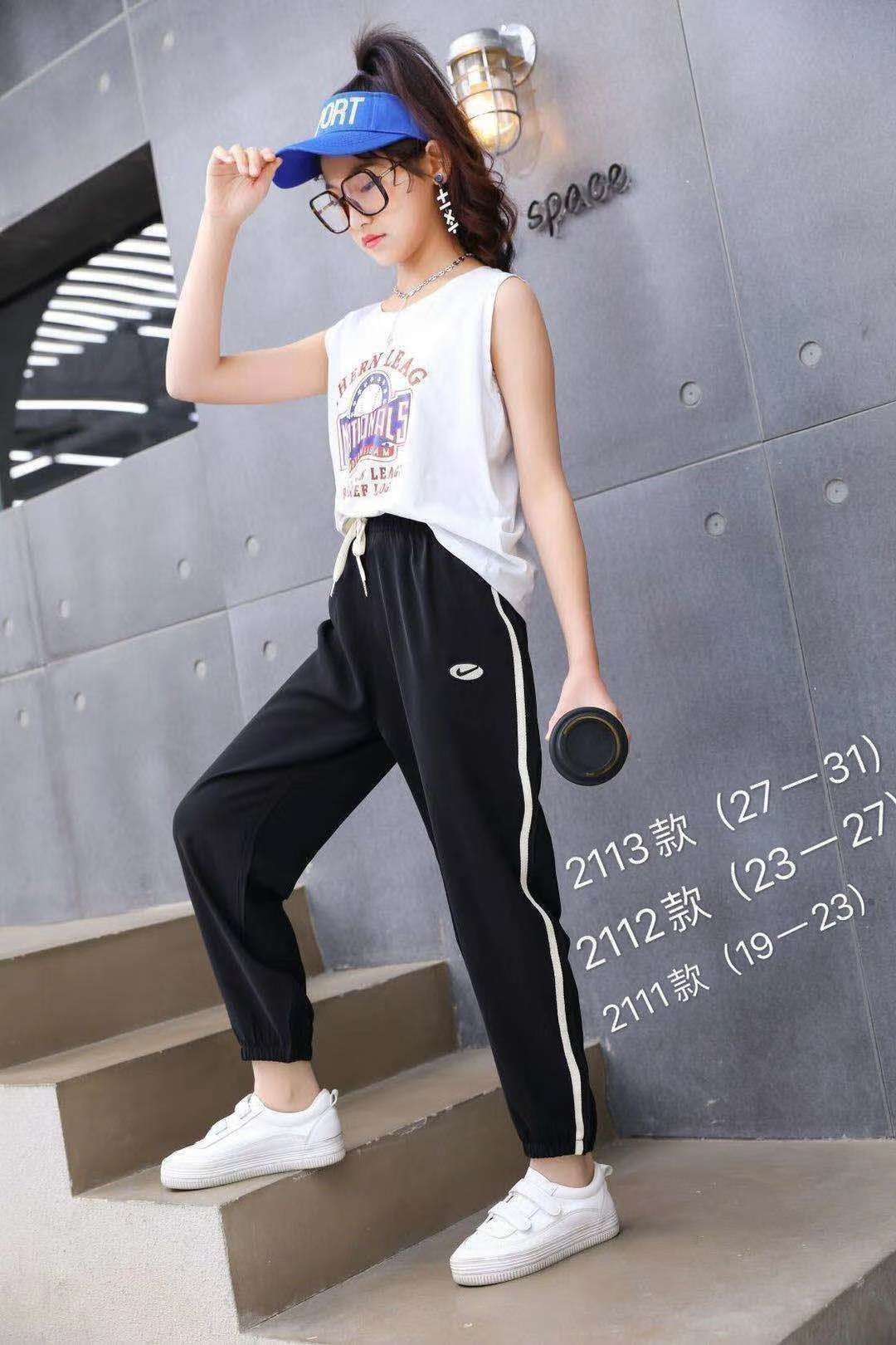 Black capri pants