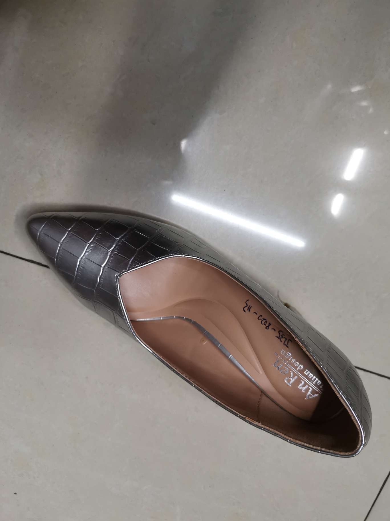 尖头高跟鞋