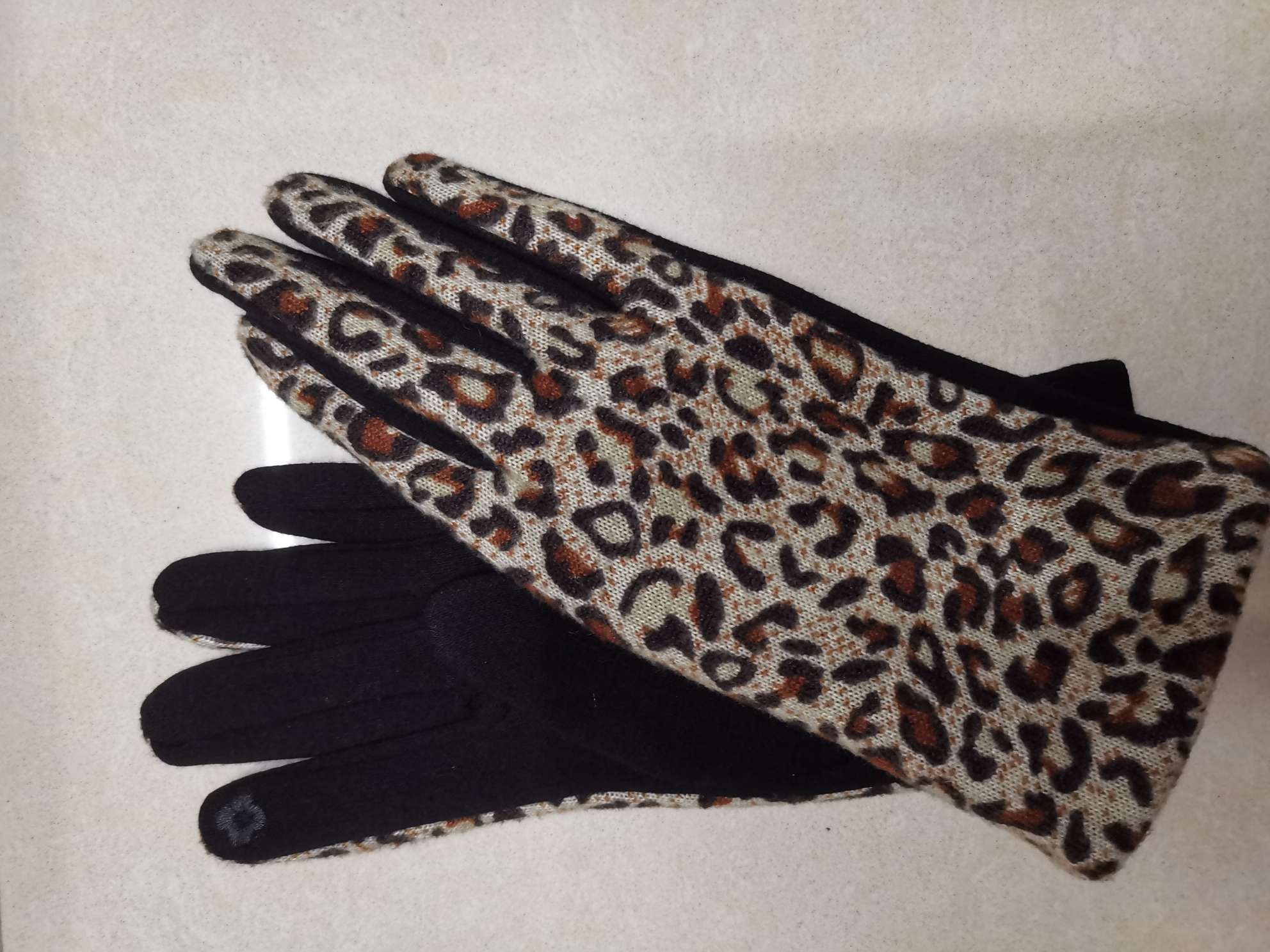 Leopard-print touchscreen gloves thumbnail