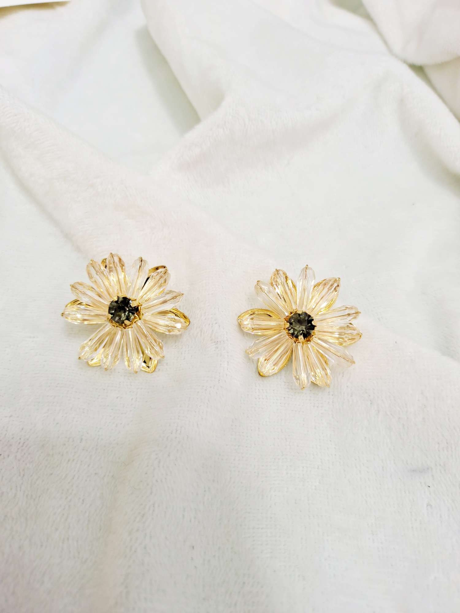 Daisy earrings Chrysanthemum Crystal flower earrings Sunflower petals Korean Super Sin s925 sterling silver needle earrings female