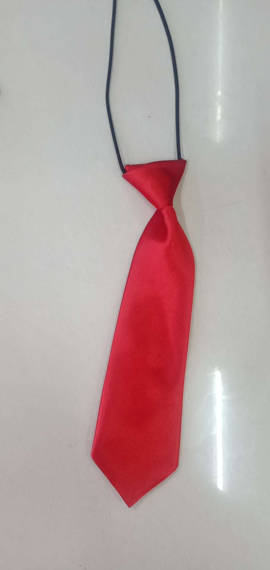 The round elastic tie is bright red
