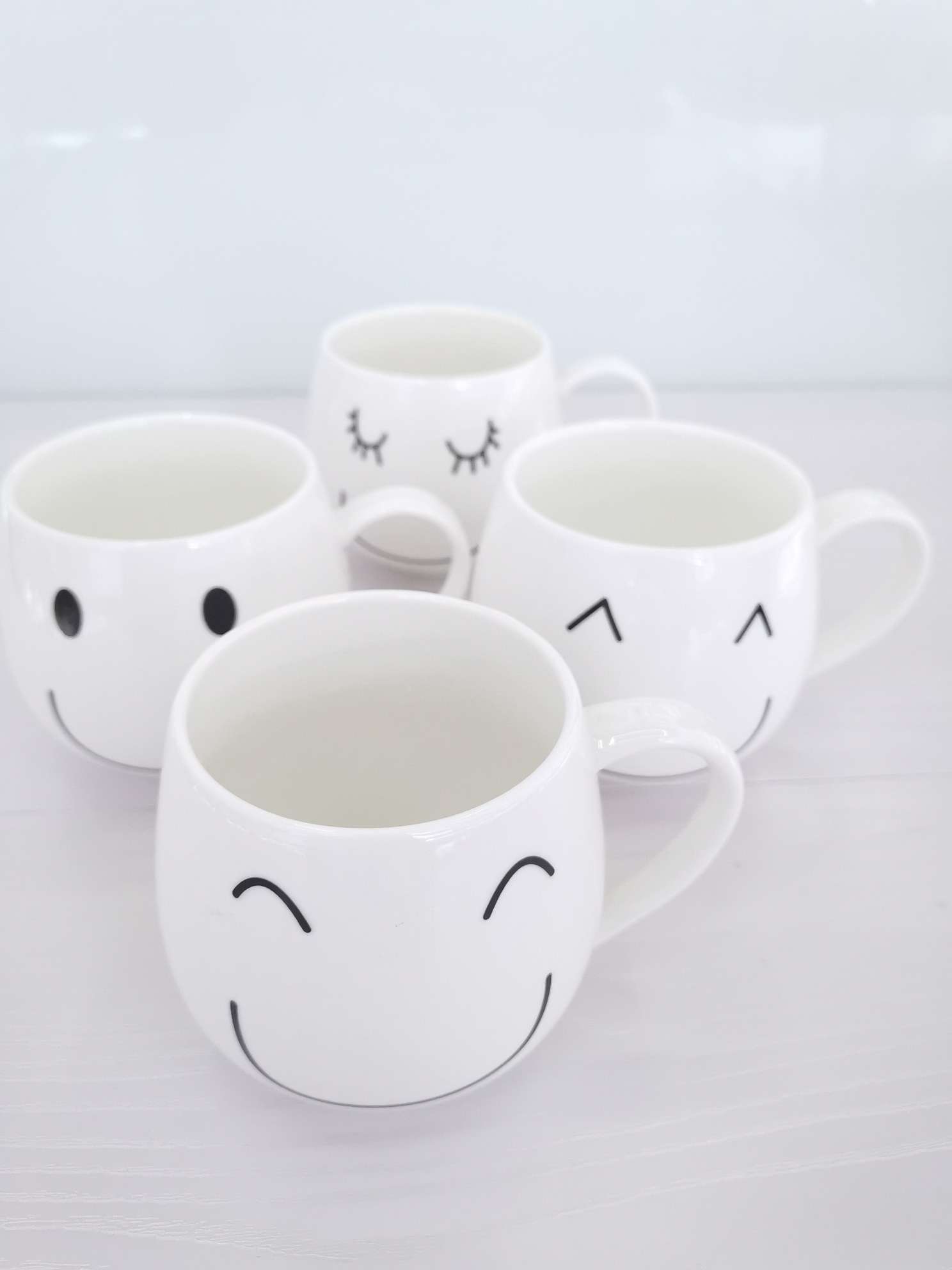 Simple and cute smiling ceramic cups, coffee cups, water cups Item Picture