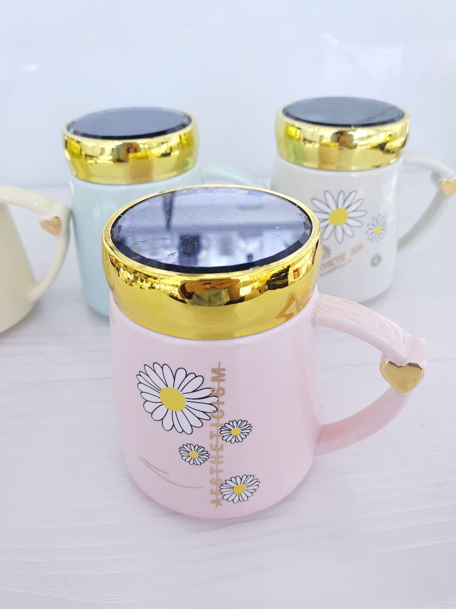 Heart-shaped handle colored glazed ceramic mirror cup, coffee cup, water cup Application Scenario