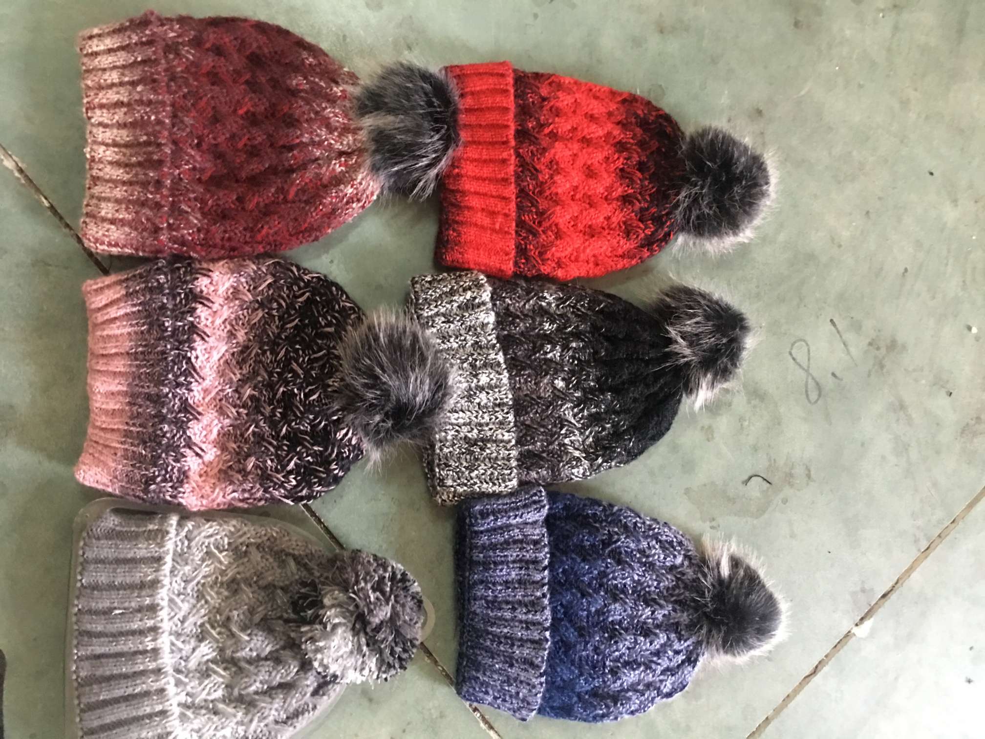 Knit Cap With Gradient Color