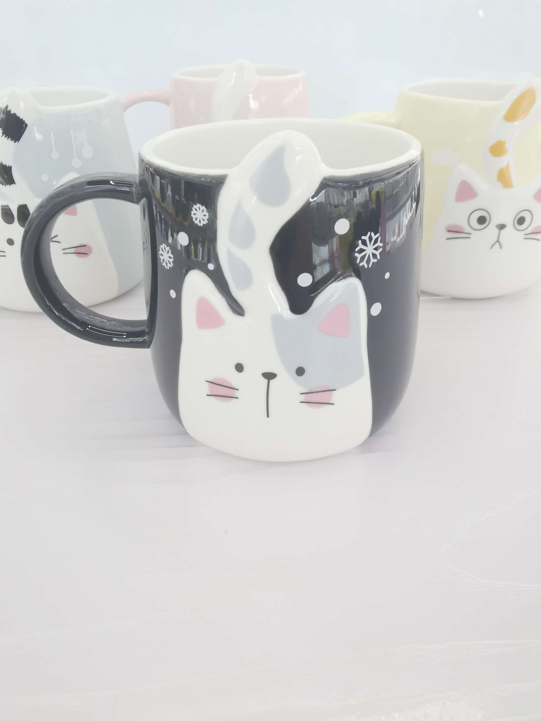 Cute cat-shaped colored glazed ceramic cups, coffee cups and water cups Application Scenario