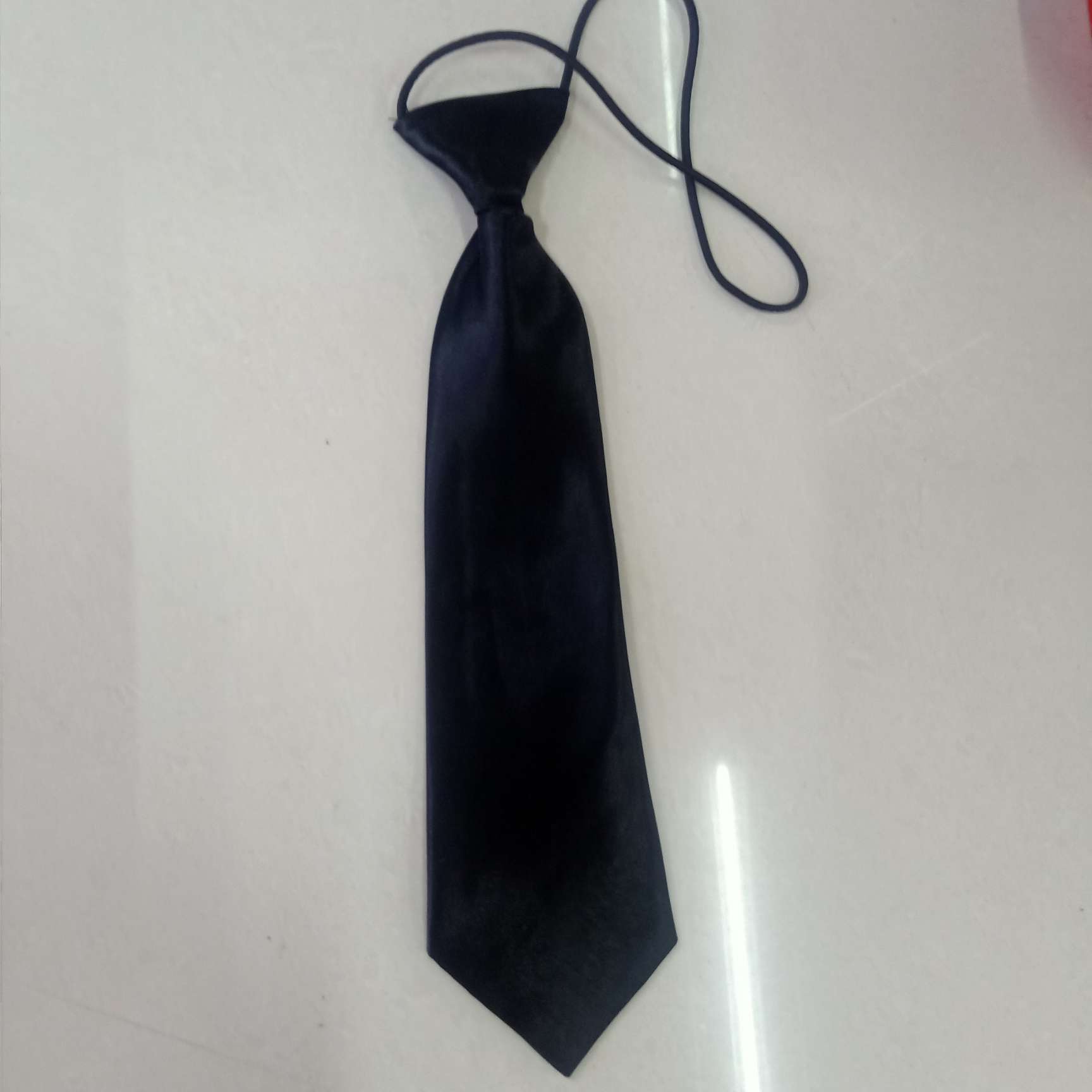A black round elastic tie