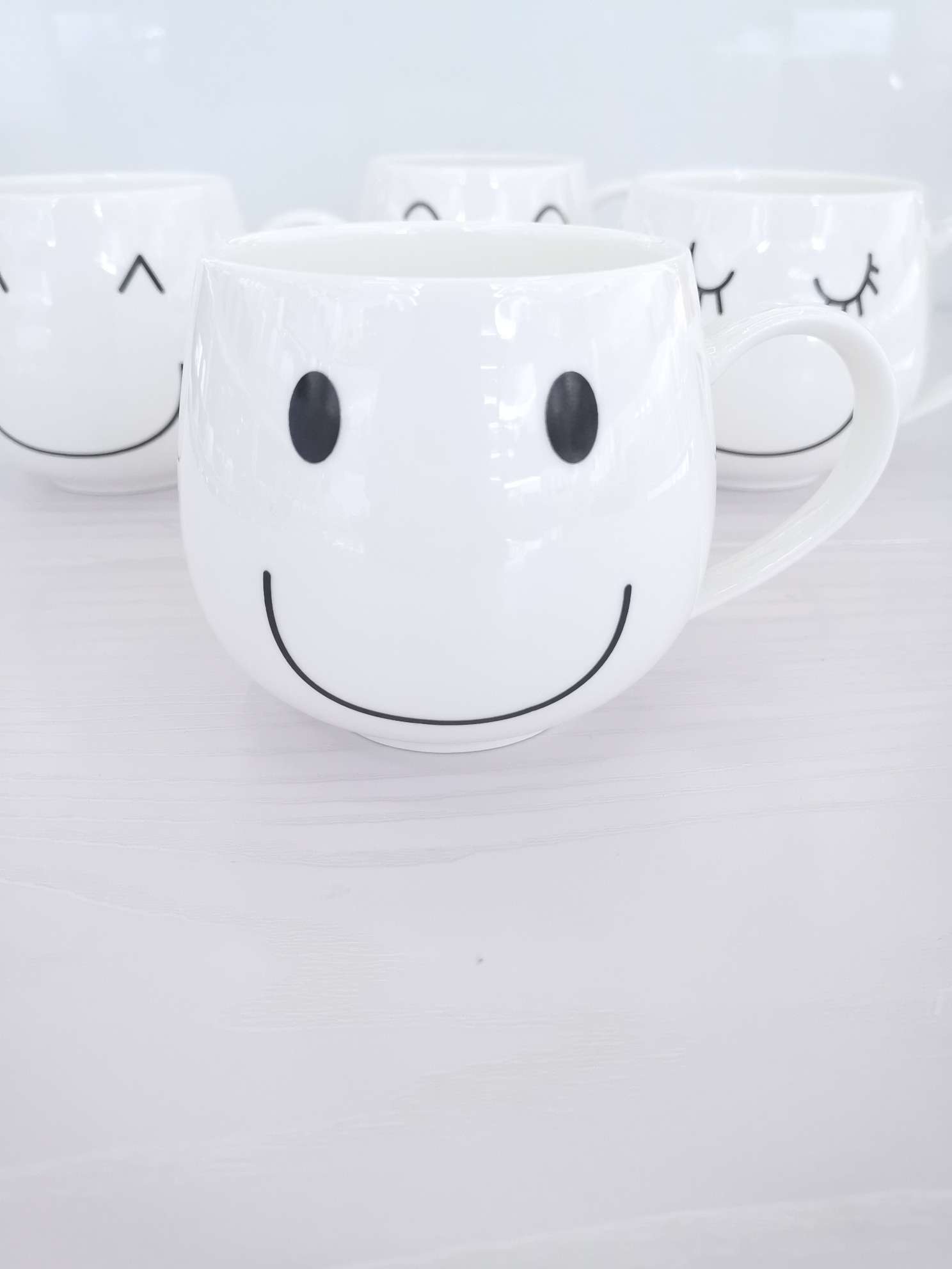 Simple and cute smiling ceramic cups, coffee cups, water cups details Picture