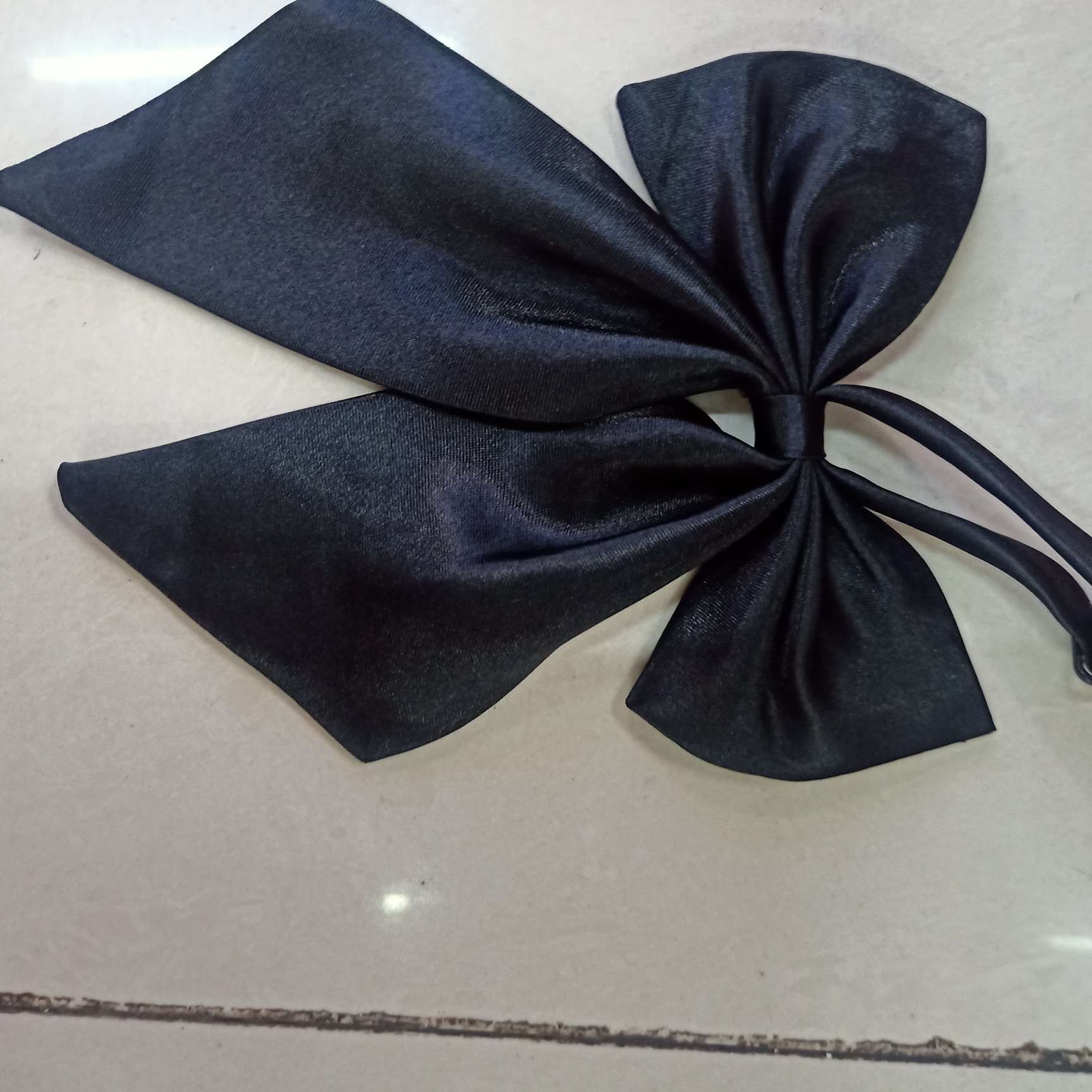 The collar flower is black. details Picture