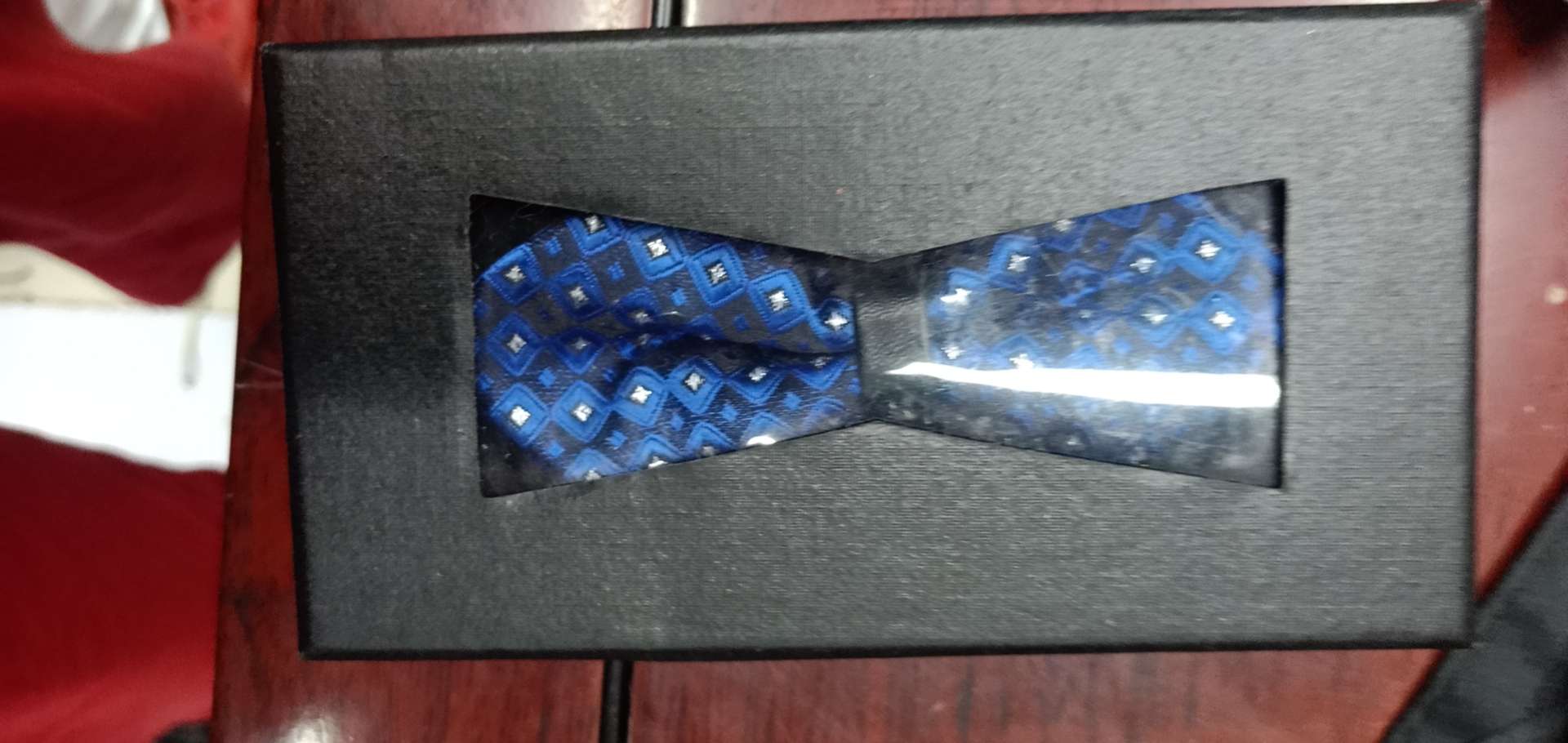 Pointed bow tie