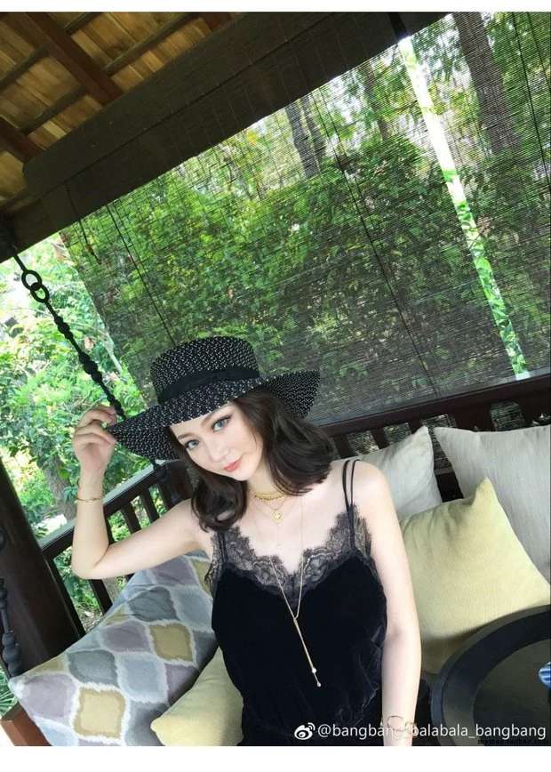 MYMAO Black and white flat-topped straw hat, women's summer beach hat, seaside vacation British top hat, sun protection and travel hat details Picture