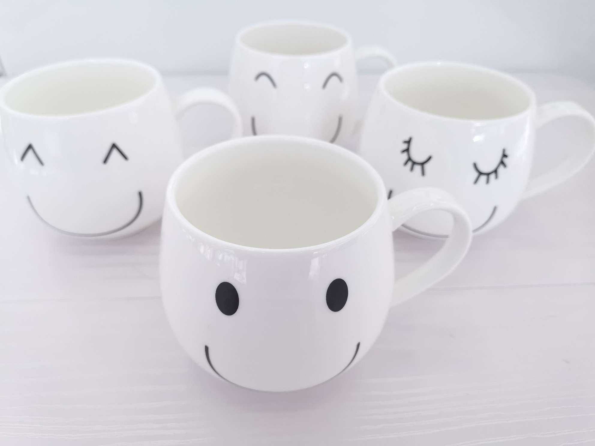 Simple and cute smiling ceramic cups, coffee cups, water cups Application Scenario