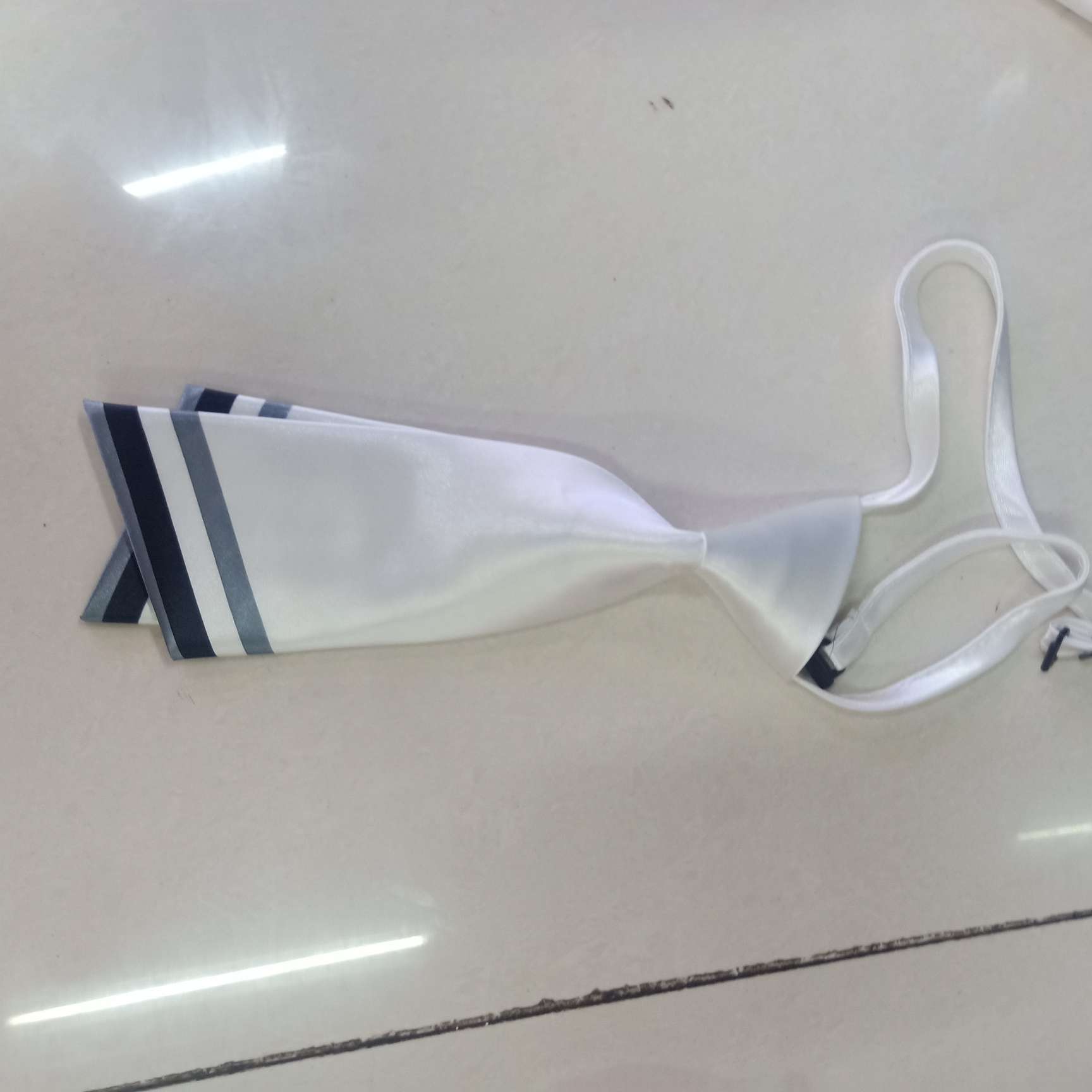 刀头双片领带白色产品图