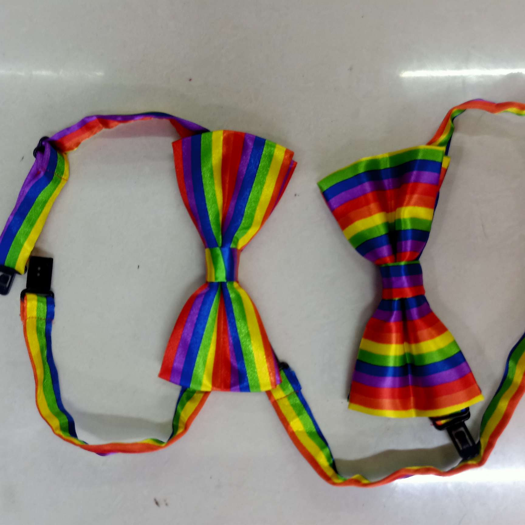 Printed bow tie details Picture