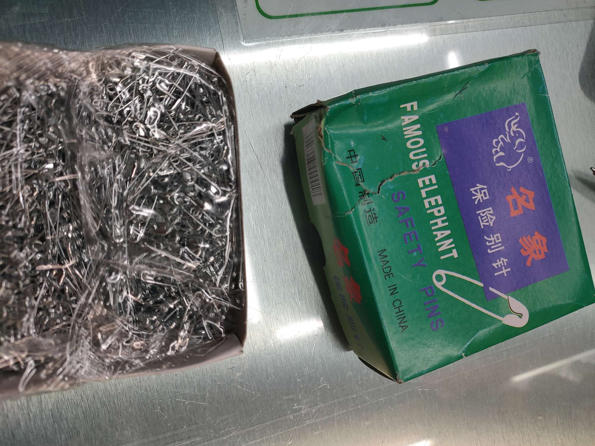白色别针