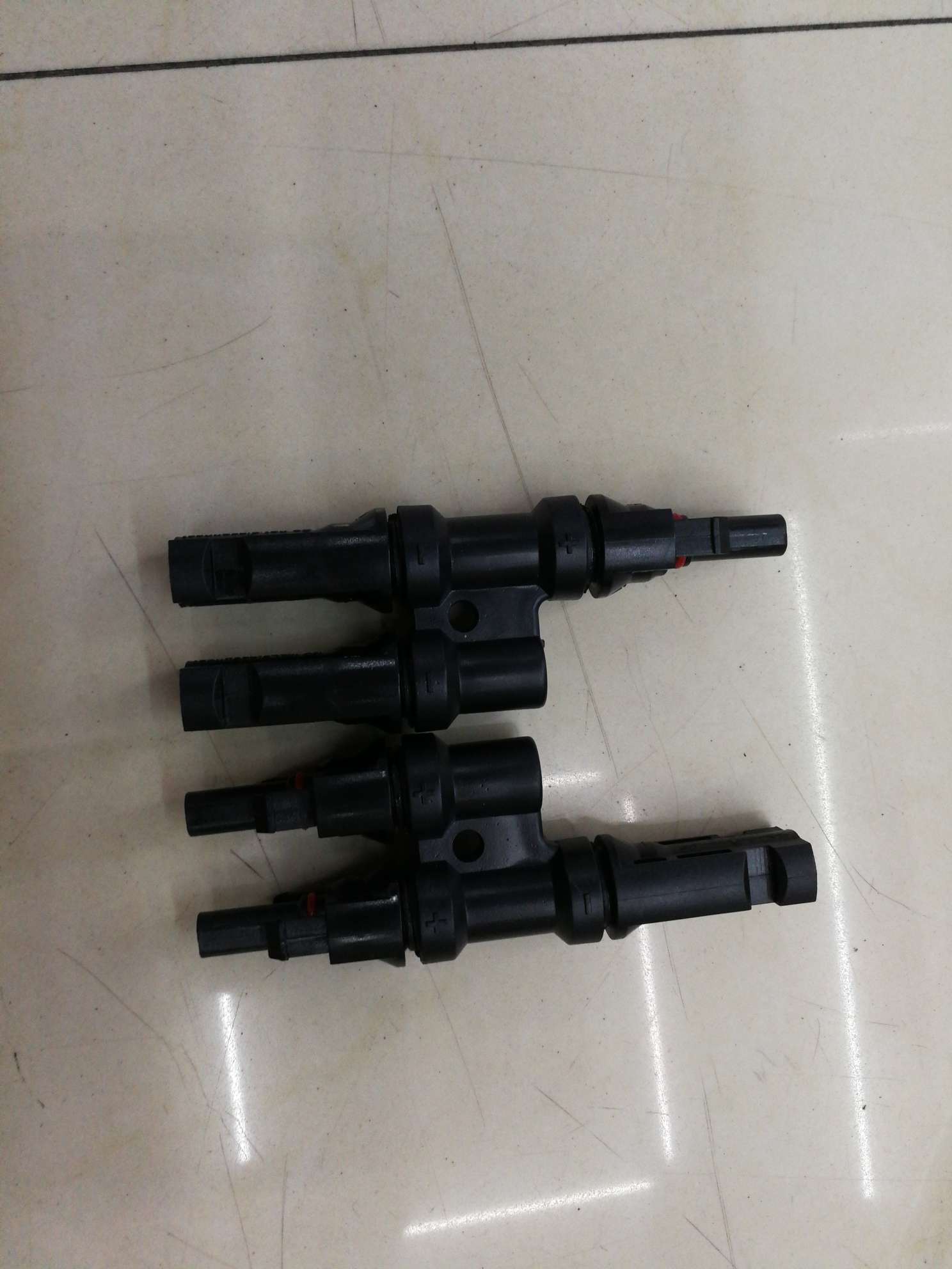 太阳能板分连接头