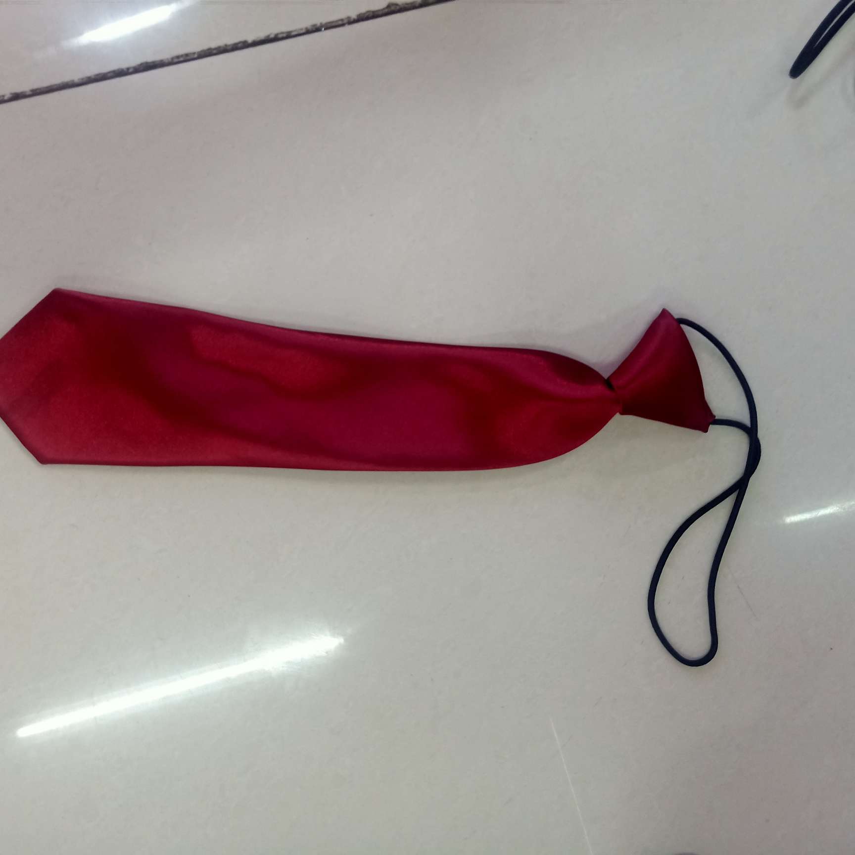 The round elastic tie is dark red details Picture