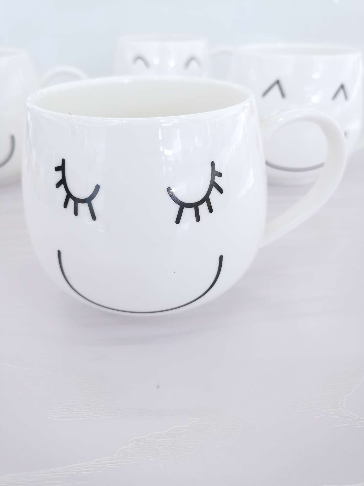 Simple and cute smiling ceramic cups, coffee cups, water cups Specification image