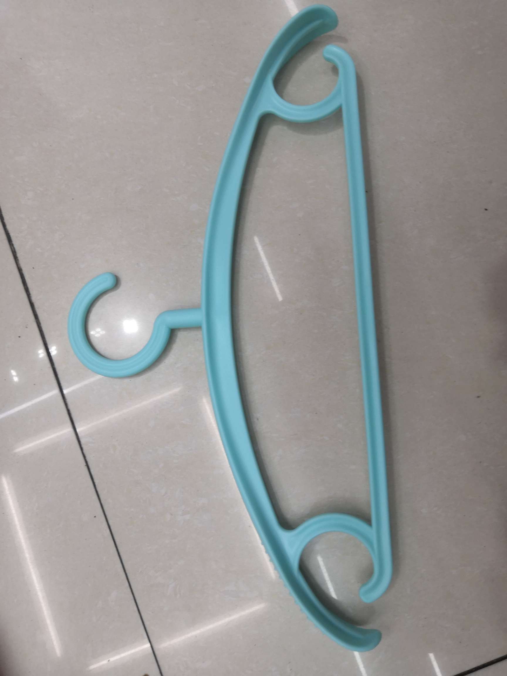 Plastic Hangers With Extra Shoulders details Picture