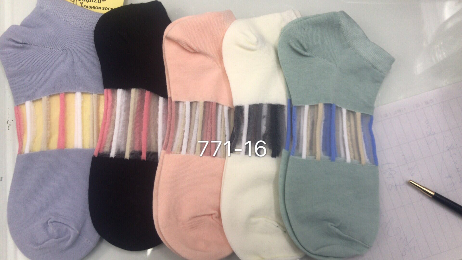 Random color and style popular and trendy socks: Lace stockings, short socks, crystal glass stockings, lace stockings, lace stockings, boat stockings, fashionable and trendy stockings, five-finger stockings, pile stockings, pair stockings, mid-calf stockings, pantyhose undefined