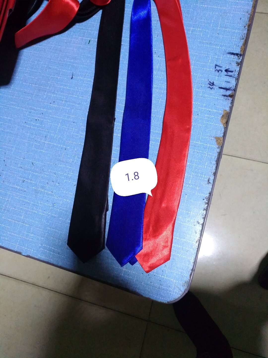 A one-color men's casual tie