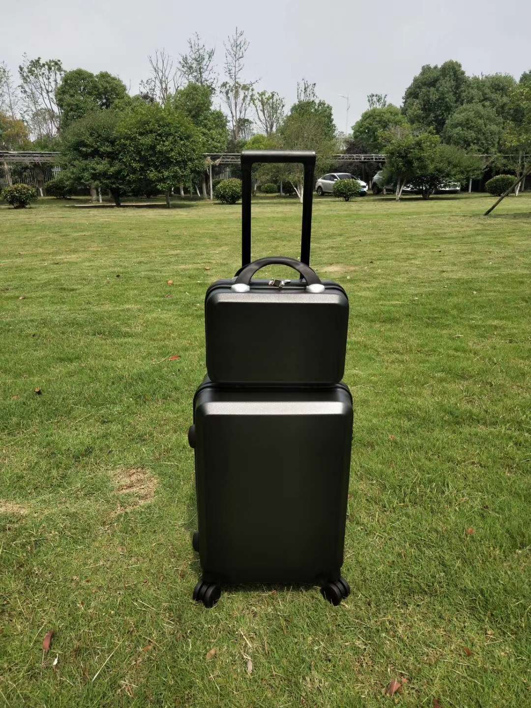 个性定制拉杆箱，卡通行李箱白底实物图