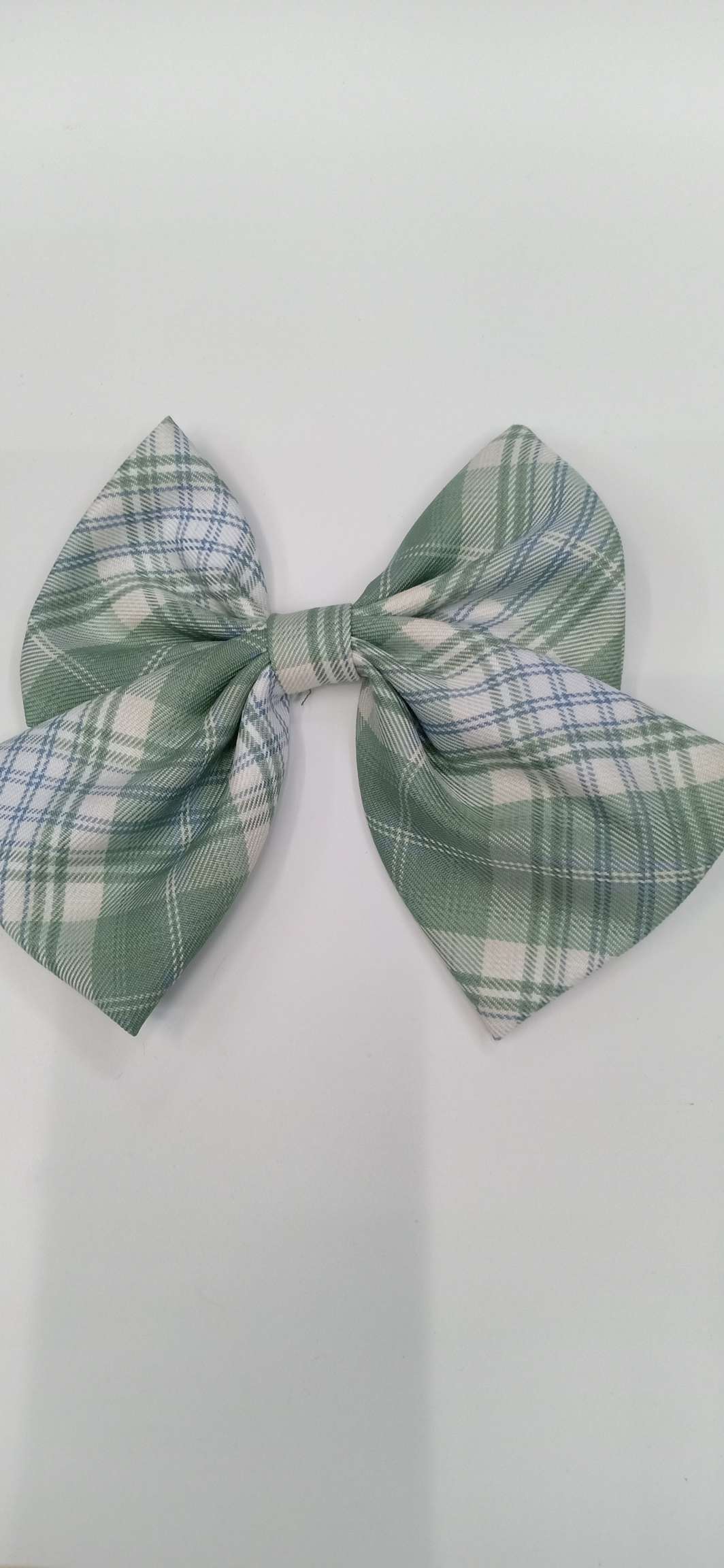 The checkered headdress is light green