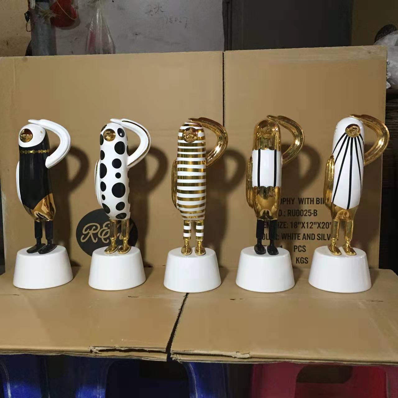 Creative home decoration pieces, entrance hall decoration design sense, artistic ceramic little penguin, 38 cm tall