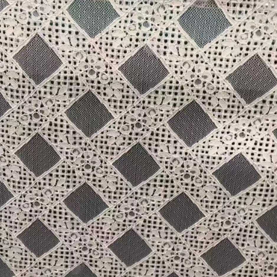 8652
