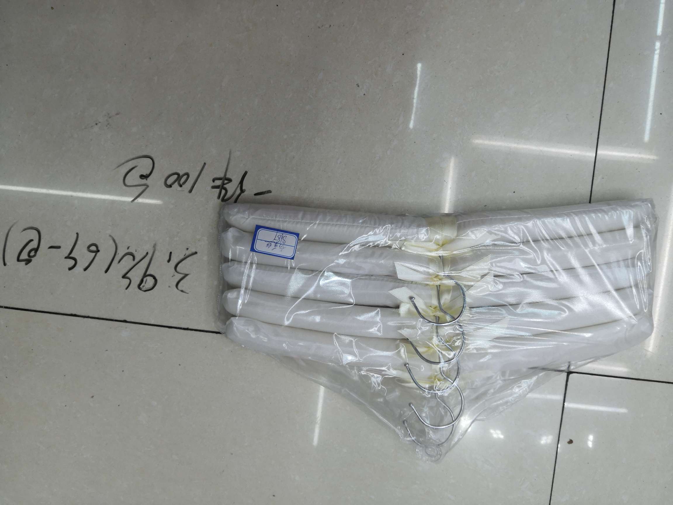 绒布衣架产品图