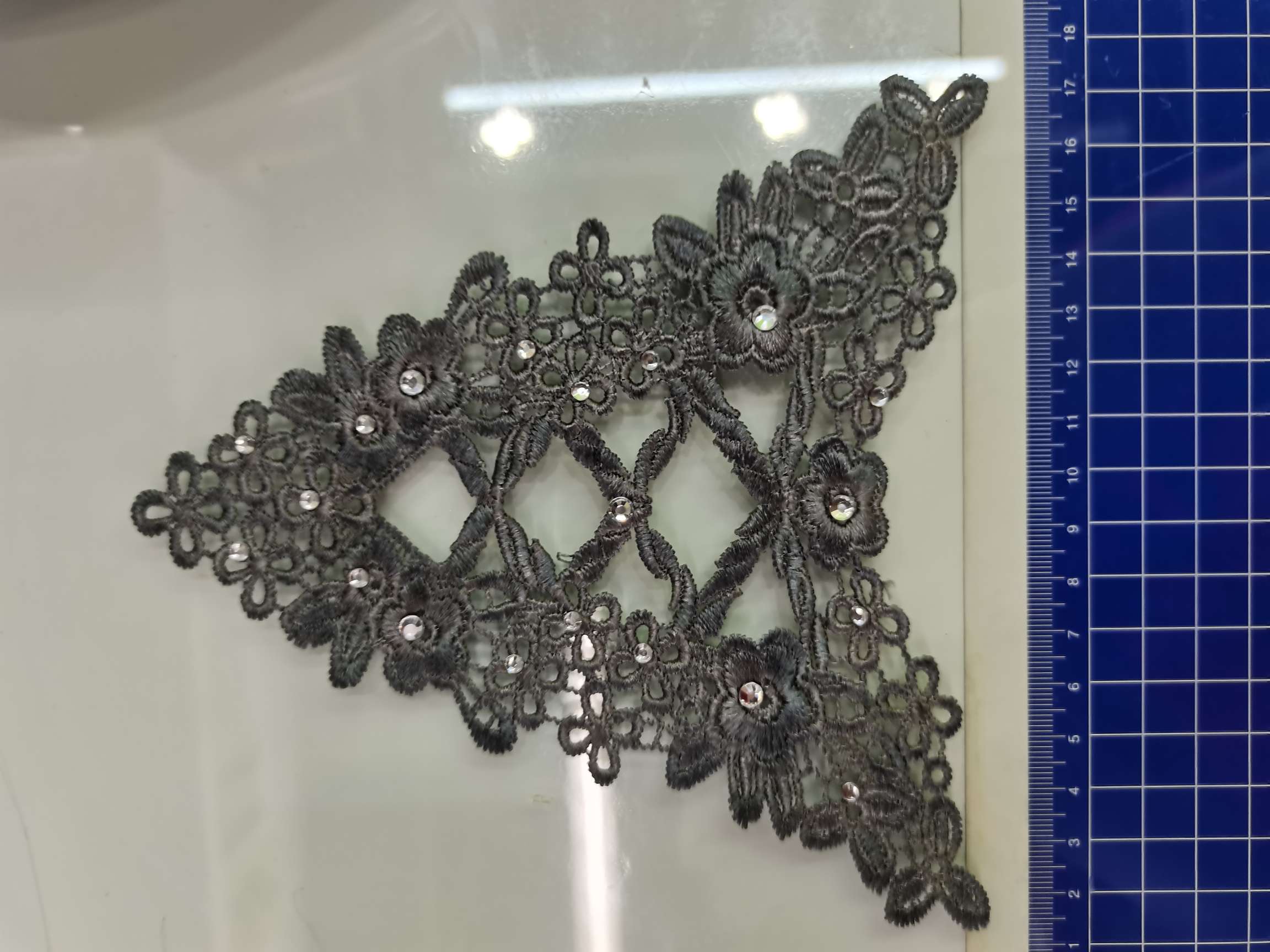 The new polyester flower is available in light gray and dark gray, and can be customized in color Application Scenario